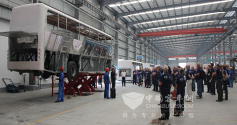 　海外嘉宾参观亚星（丰泰）汽车生产车间