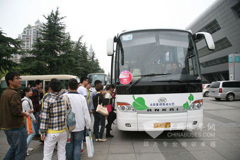 安凯纯电动客车接送参会人员