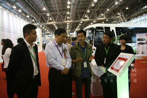 参会嘉宾对安凯新能源车非常感兴趣