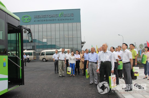 调研组参观无线控制自动充电