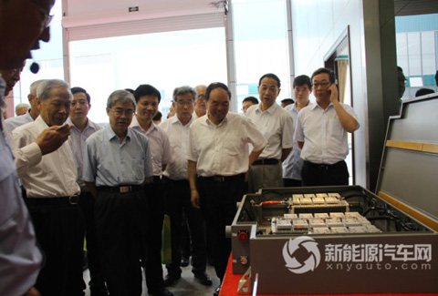 　调研组参观快速充电钛酸锂电池