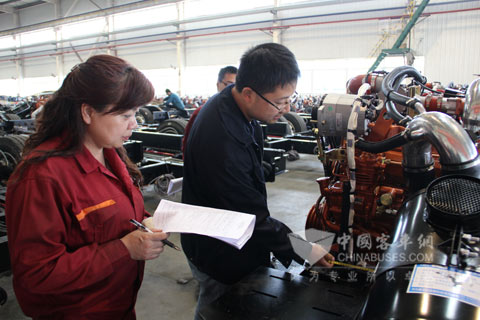 质检人员对底盘装配进行复检