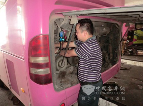 亚星服务人员细致检查