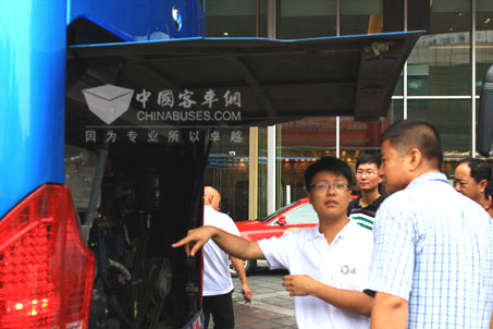 技术人员进行介绍