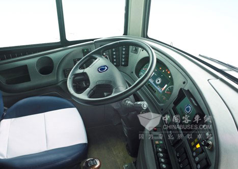 SLK6129驾驶舱人性化设计 超大视野尽收眼底