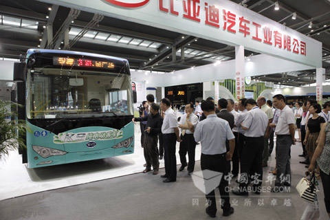 领导参观比亚迪展位