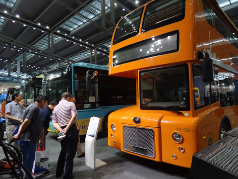 参观者对宇通产品很感兴趣