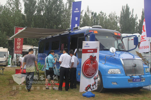 宇通房车吸引大批客户参观