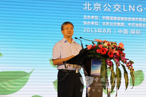 中国道路运输协会城市客运分会秘书长胡剑平担任主持会议