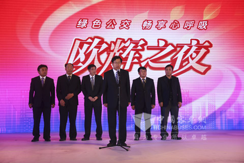 福田欧辉客车事业部领导祝酒