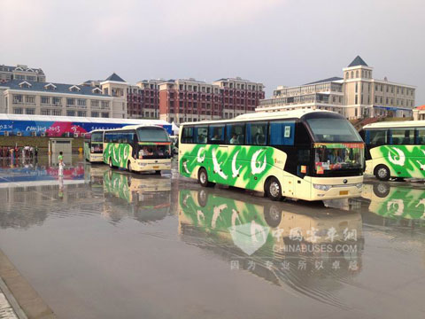 宇通服务车队驶向开幕式现场