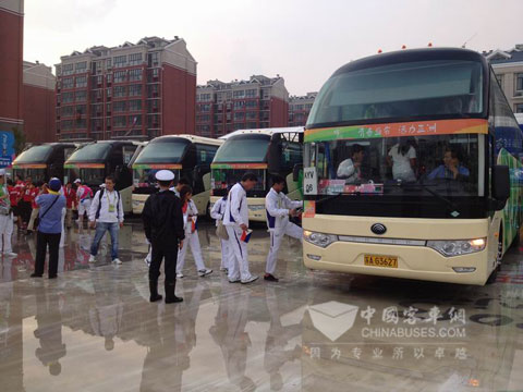 宇通服务车辆列队待发