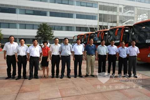 与东风风尚客车合影