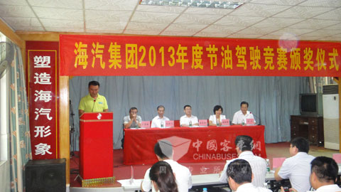 颁奖仪式上节油冠军曾纪敏分享节油心得