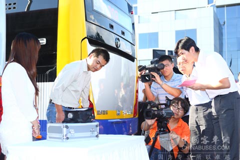 工作人员现场为福田LNG客车进行PM2.5尾气检测