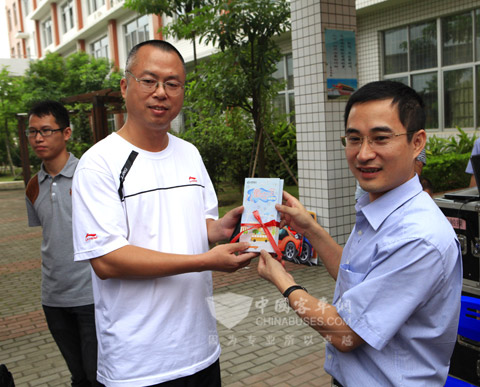 金旅副总经理彭东庆向霞阳小学赠送安全小手册