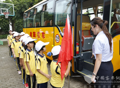 小学生参观金旅校车