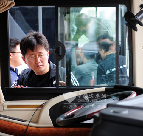 客户参观宇通ZK6118H新车