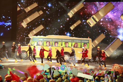 《校车》剧照-孩子们在表演《我们的校车》