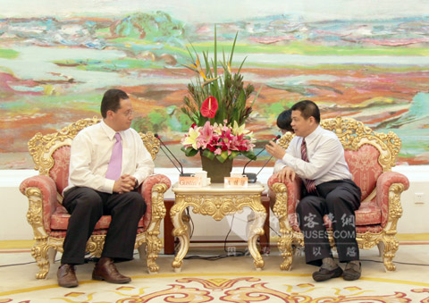 李栋梁副市长与拉巴斯市长顾问Gustavo会谈