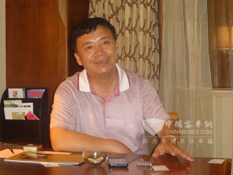 湖北荆门学安接送服务有限公司的董事长余何伟