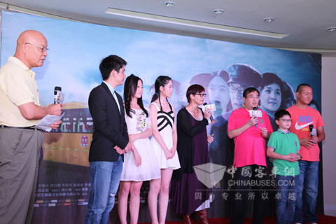 著名电影发行人高军(左一）与影片主演演员和媒体进行交流