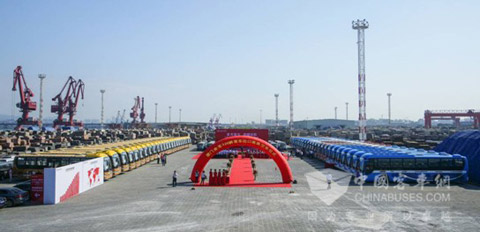"金龙客车荣耀远航--厦门金龙329辆客车出口南美交车仪式"在厦门现代码头举行