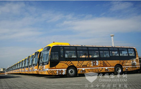 服务拉巴斯的大金龙公交车