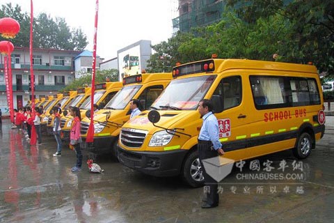 海格快乐校车承载留守儿童上学路