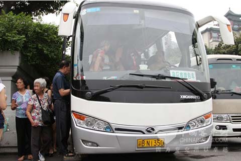 重庆海外旅业集团中的大金龙为省内外游客提供交通保障服务