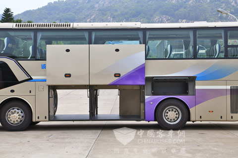 金旅一层半额外增加2个立方的行李舱空间