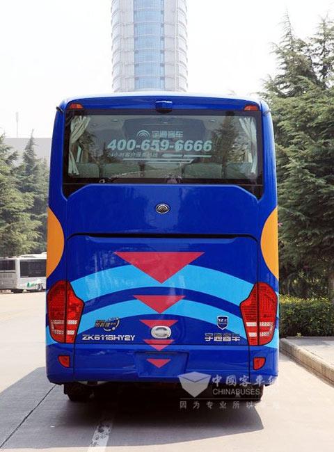 前后左右几乎垂直的线条显得十分刚硬