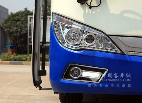 大灯灯罩下部、左右大灯之间和下方雾灯周围点缀的LED灯让该款客车更具时尚感 