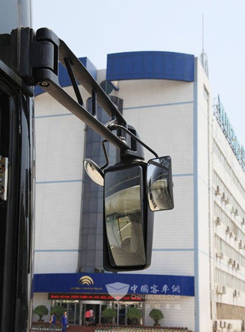 前部右侧后视镜