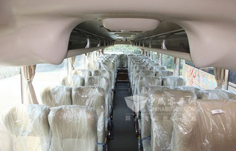 此次体验的车型采用了米黄色内饰，且座椅为皮革材质包裹