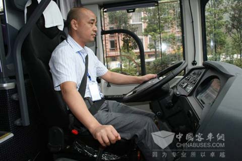 参赛选手驾驶大金龙科技客车比赛