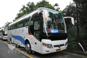 百年浙大迎“新生” 宇通客车徜徉求是园