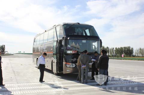 大金龙XMQ6129Y5比赛用车