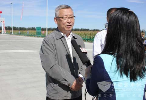 内蒙古自治区运管局局长苏辉接受当地记者采访