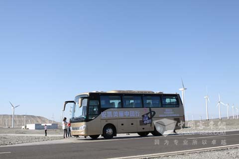 安凯燃气客车行走在戈壁滩上