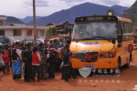 海格智慧安全校车开往香格里拉