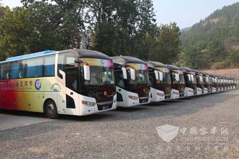 即将服务于十艺节的排列整齐的中通客车