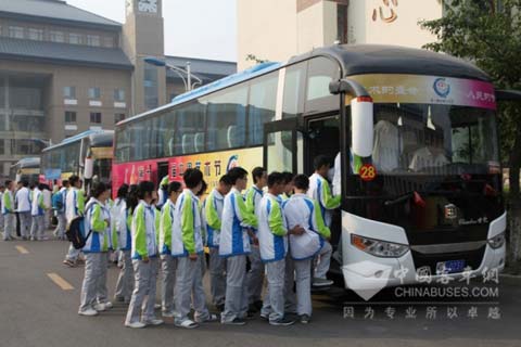 志愿者们正在排队上车