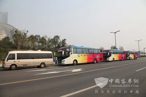 行驶中的服务十艺节的中通客车