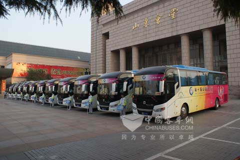 负责接送与会领导的中通客车