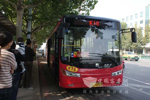 等候乘客的中通新能源公交车