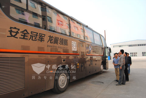长治汽运的领导亲自试乘加载龙翼平台的大金龙客车