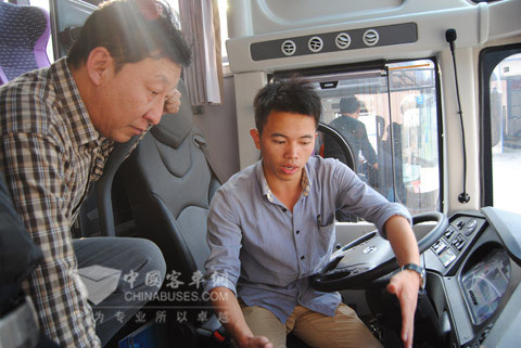 工作人员为长治汽运总经理张志斌(左)讲解龙翼车联网科技平台