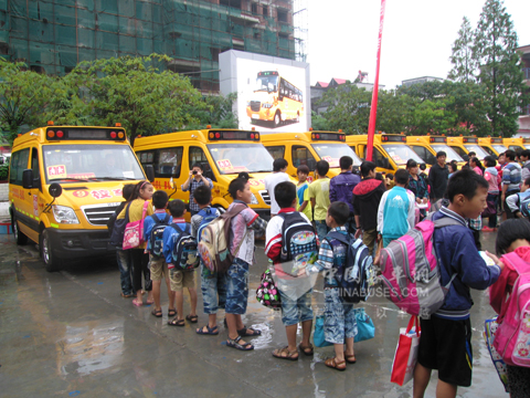 孩子们即将乘坐海格爱心校车回家