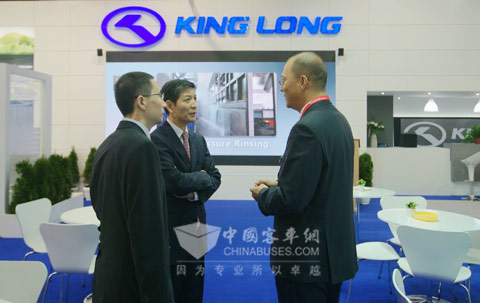 中国驻比利时大使廖力强（中）视察大金龙展台